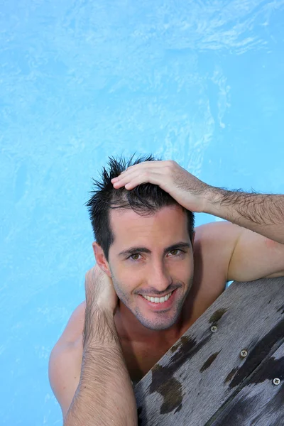 Mosolygó srác a medence portréja — Stock Fotó