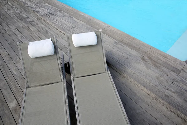Closeup uzun koltukları resport havuz kenarında ayarla — Stok fotoğraf
