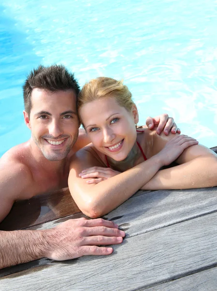 Cheerful couple relaxing in swimming pool — Stock Photo, Image