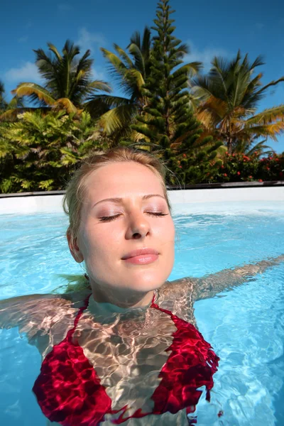 Bella donna che fa il bagno in piscina — Foto Stock