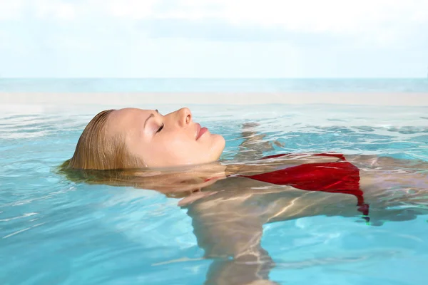 Peaceful moment in swimming-pool — Stock Photo, Image