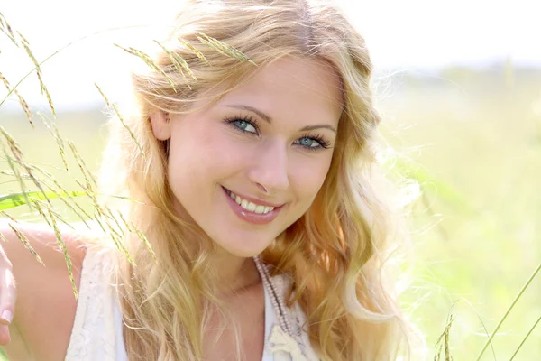 Portret van mooie blonde meisje in platteland — Stockfoto