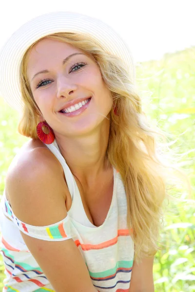 Beautiful blond girl in countryside — Stock Photo, Image