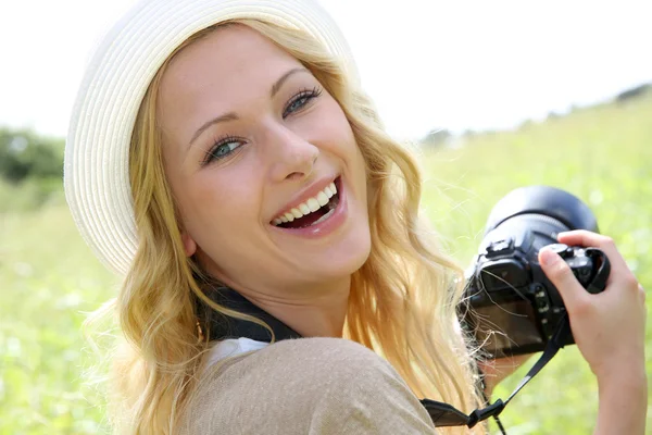 Retrato de chica aventura usando cámara fotográfica en la naturaleza —  Fotos de Stock