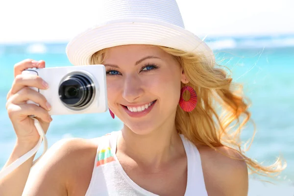 Cheerful girl talking pictures with digital camera — Stock Photo, Image