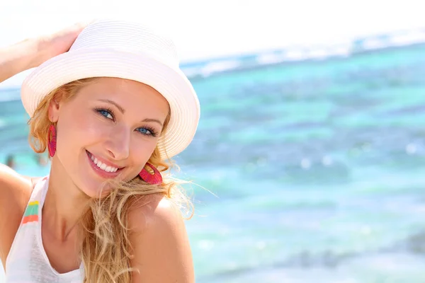 美しい女の子、ビーチで帽子をかぶっています。 — ストック写真