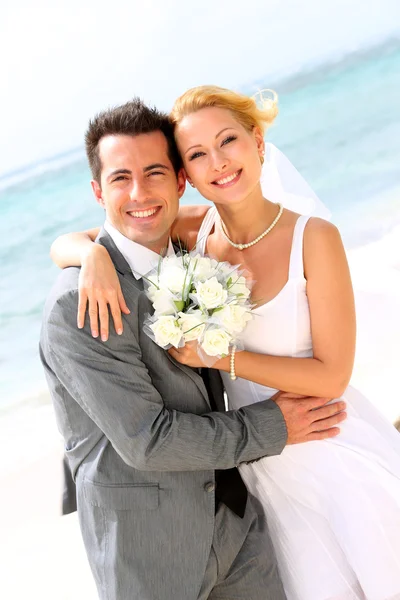 Casal alegre casal de pé na praia — Fotografia de Stock