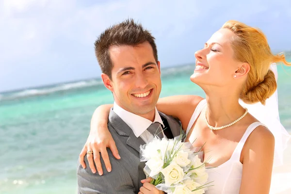 Casal alegre casal de pé na praia — Fotografia de Stock