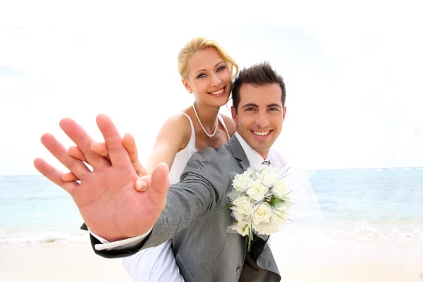 Groom dando passeio de piggyback para sua noiva — Fotografia de Stock