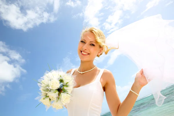 美丽的新娘与蓝色天空背景下的肖像 — 图库照片