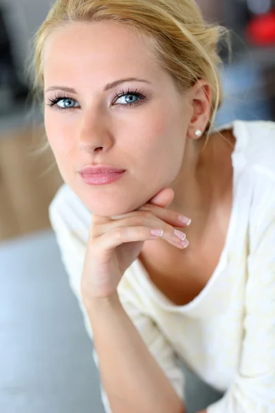 Porträt der schönen blonden Frau mit der Hand am Kinn — Stockfoto