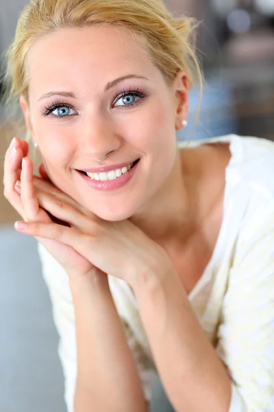 Portrait de belle femme blonde avec la main sur le menton — Photo