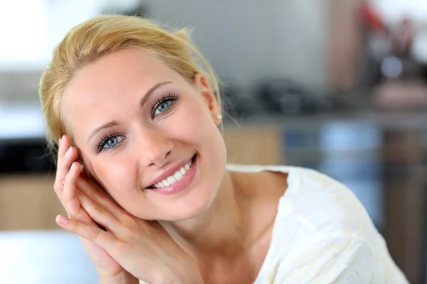 Portrait of beautiful blond woman with hand on chin — Stock Photo, Image