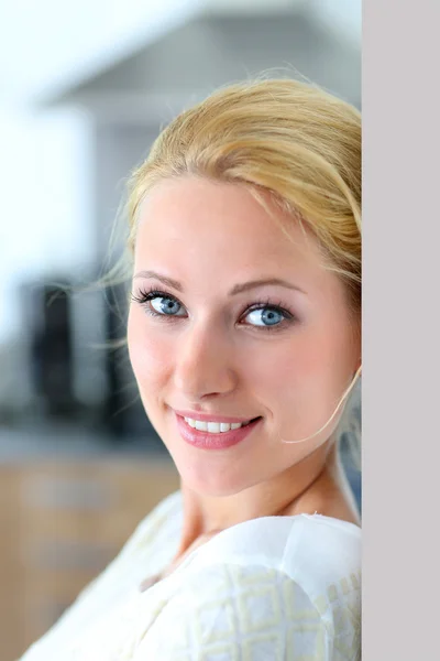 Mulher atraente sorrindo para a câmera — Fotografia de Stock