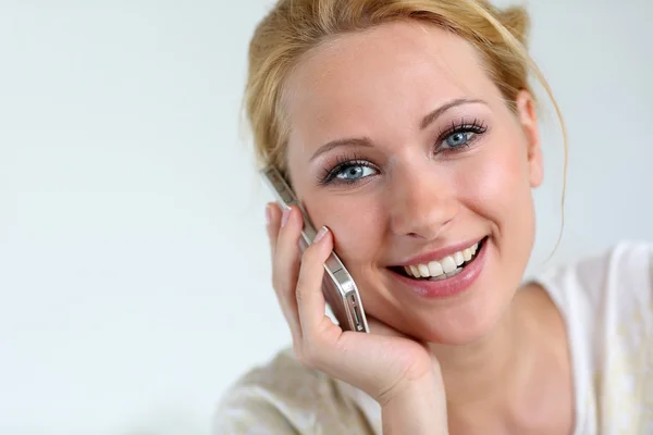 Portrait of blond girl using smartphone — Stock Photo, Image