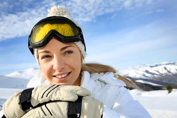 Portrait of cheerful blond woman at ski resort — Stock Photo, Image