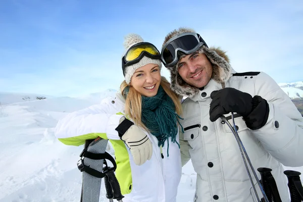 Cheerful couple enjoying winter vacation — Stock Photo, Image