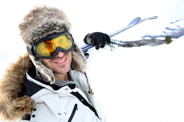 Portret van swnowboarder staande op sneeuw bijhouden — Stockfoto