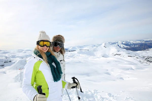 Couple of skiers standing on the top of snowy mountain — Stock Photo, Image