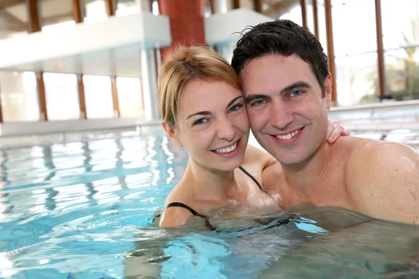 Pareja disfrutando del baño en el balneario —  Fotos de Stock