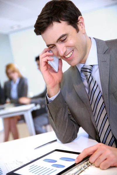 Businessman talking on the phone in office — Stock Photo, Image