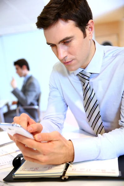 Geschäftsmann arbeitet im Büro mit elektronischen Geräten — Stockfoto