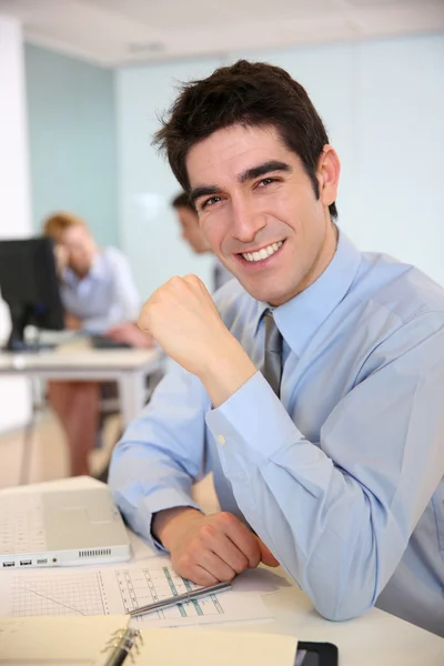 Χαρούμενα πωλητής που εργάζεται για το φορητό υπολογιστή — Φωτογραφία Αρχείου