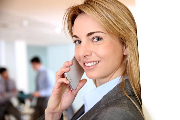 Retrato de una mujer de negocios hablando por teléfono móvil — Foto de Stock