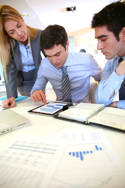 Business team working on sales results — Stock Photo, Image