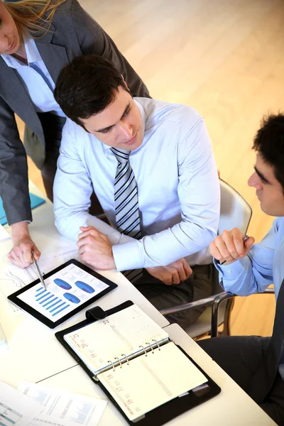 Bovenste weergave van zakelijke team in werk vergadering — Stockfoto