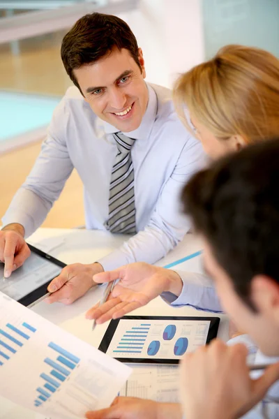 Vertriebsleiter stellt Geschäftsplan dem Team vor — Stockfoto