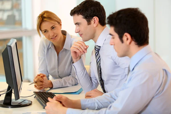 Equipe de negócios trabalhando na frente do desktop — Fotografia de Stock