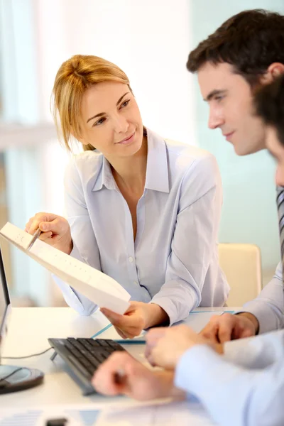 Businesswoman presenting report to workteam — Stock Photo, Image