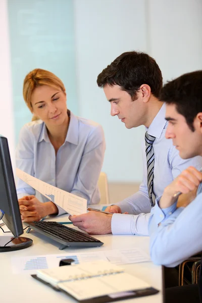 Equipo de negocios trabajando frente al escritorio — Foto de Stock