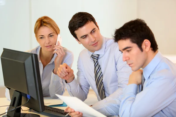 Equipe de negócios trabalhando na frente do desktop — Fotografia de Stock