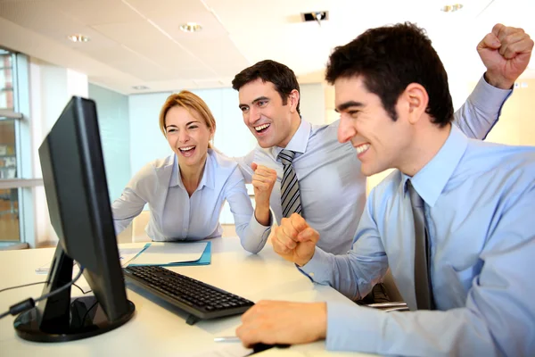 Equipe alegre sart-up gritando no escritório — Fotografia de Stock