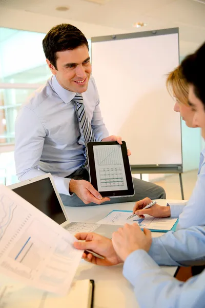 Consultant doing business conference — Stock Photo, Image