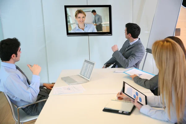 Empresários presentes na reunião de videoconferência — Fotografia de Stock