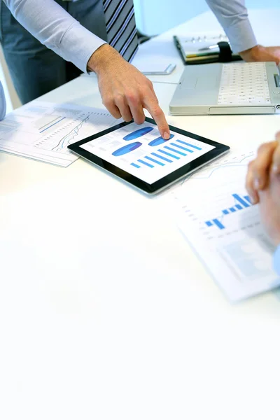 Closeup of tablet screen presenting charts — Stock Photo, Image