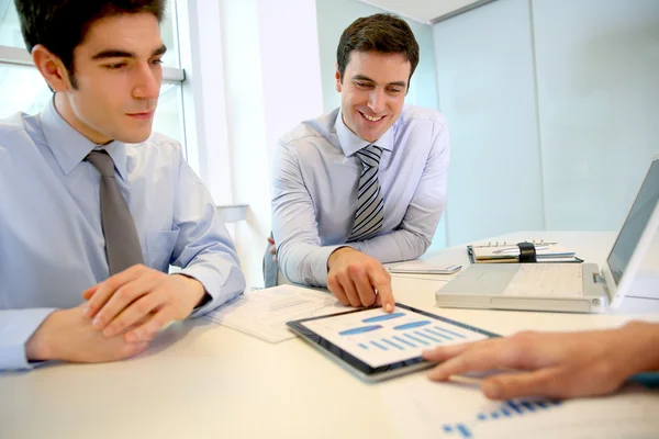 Sales mensen werken rond tafel — Stockfoto