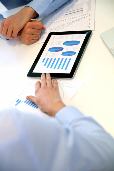 Closeup of tablet screen presenting charts — Stock Photo, Image