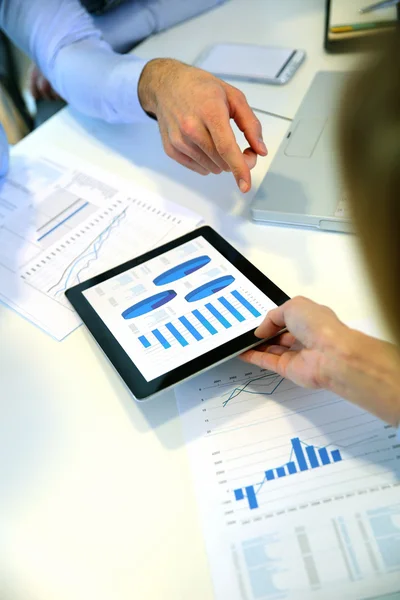 Closeup of tablet screen presenting charts — Stock Photo, Image