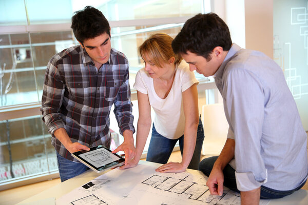 Стартап бизнес-команда работает над проектом
