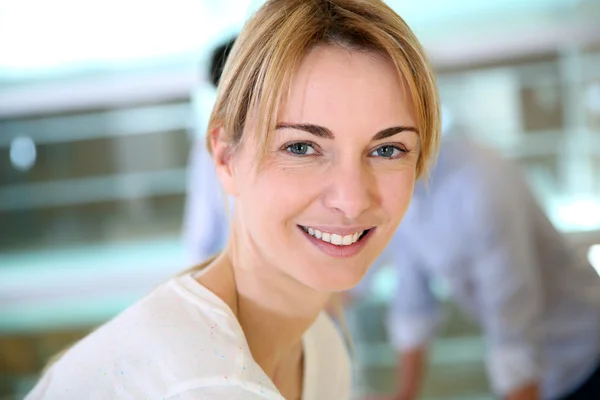 Portret van vrolijke start-up werknemer — Stockfoto