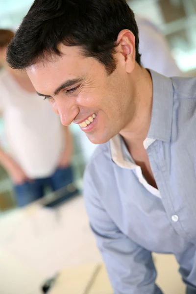 Портрет улыбающегося мужчины на рабочей встрече — стоковое фото
