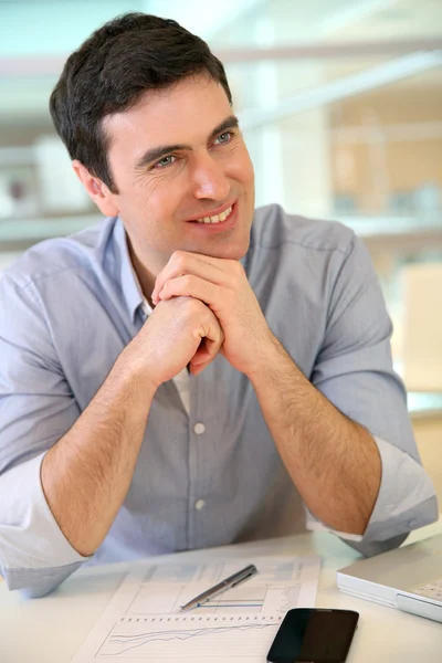 Homem dando entrevista ao candidato a emprego — Fotografia de Stock