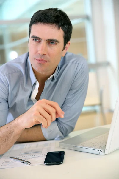 Man giving interview to job applicant — Stock Photo, Image