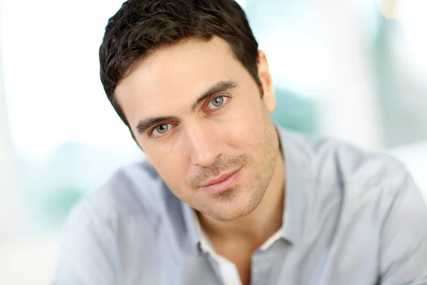 Retrato de homem bonito com cabelo escuro — Fotografia de Stock