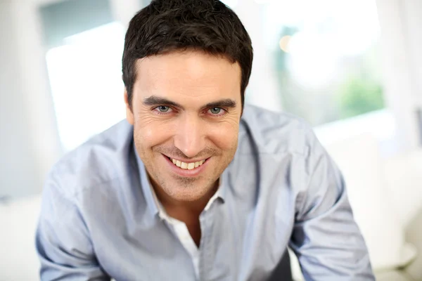 Retrato de un hombre guapo con ojos azules — Foto de Stock