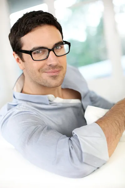 Schöner Kerl mit Brille — Stockfoto